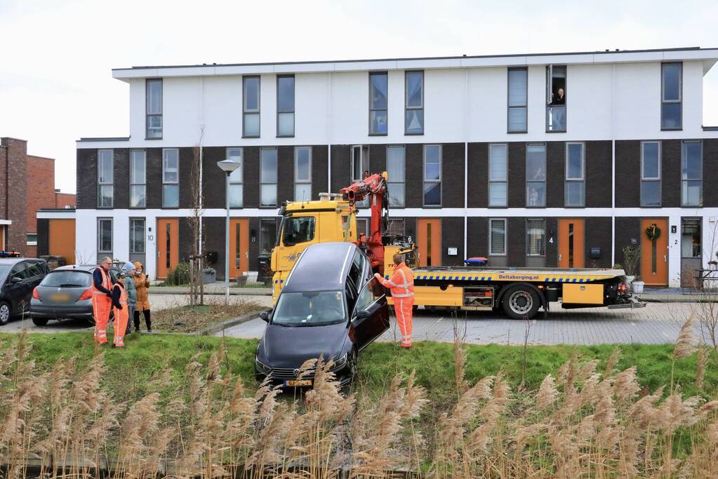 Auto te water na vergeten van handrem