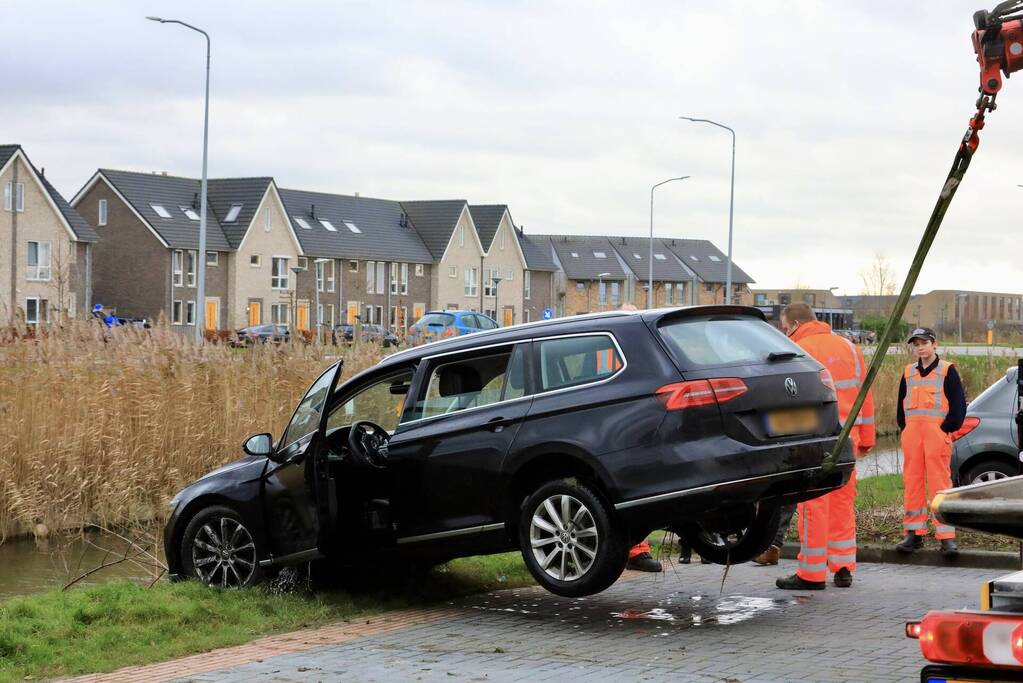 Auto te water na vergeten van handrem
