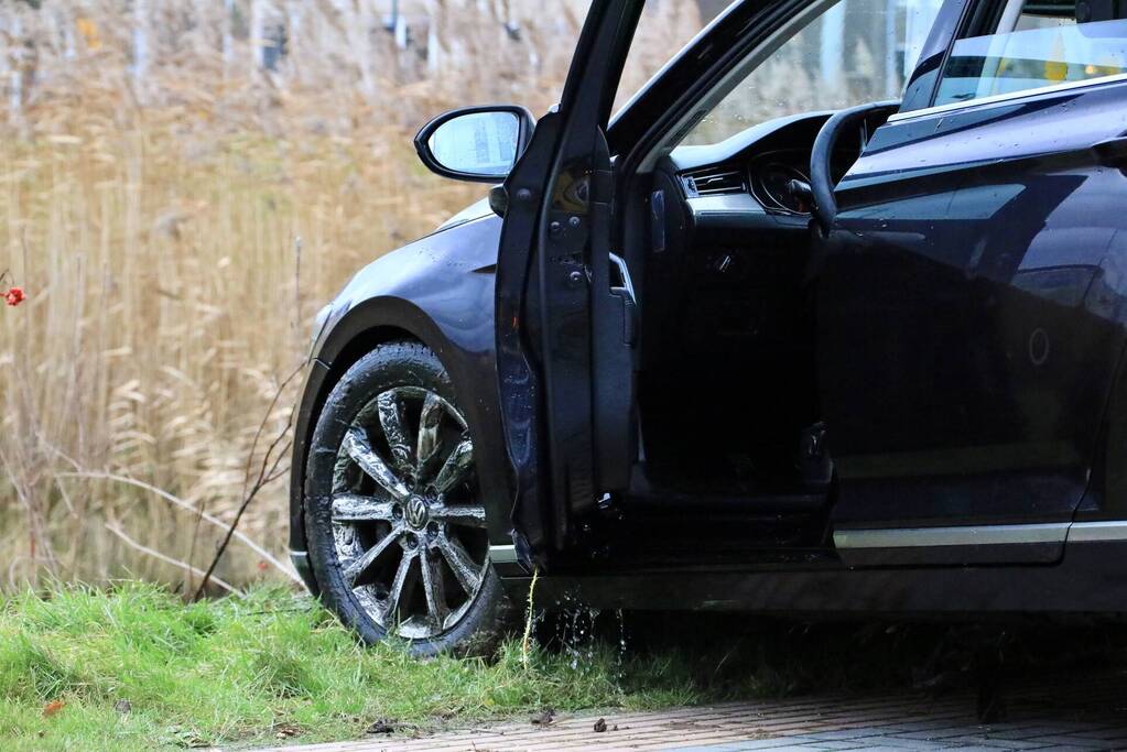 Auto te water na vergeten van handrem