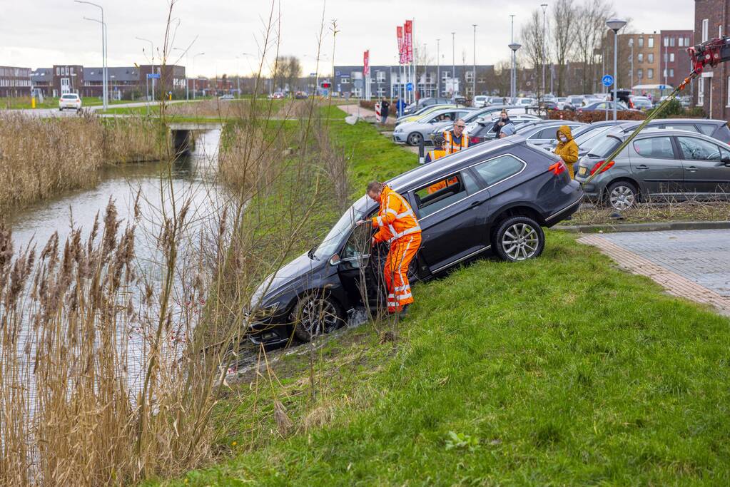 Auto te water na vergeten van handrem