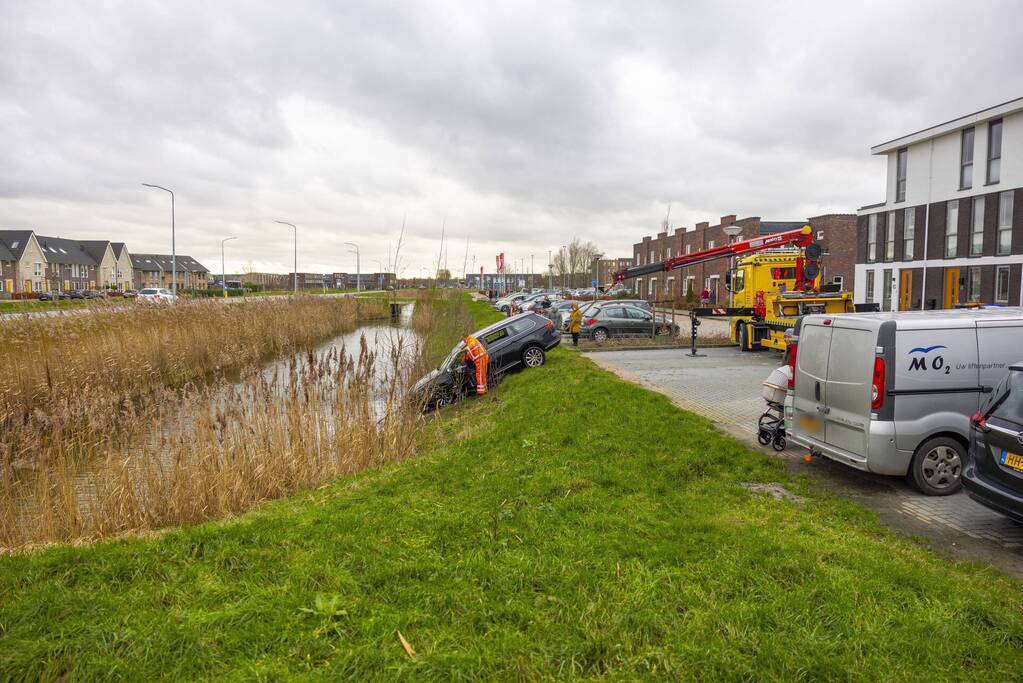 Auto te water na vergeten van handrem