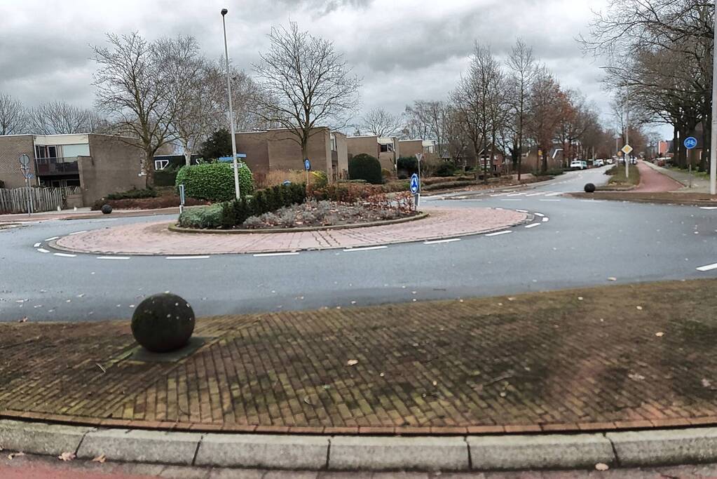 Verkeersbord omgedraaid en uit de grond getrokken