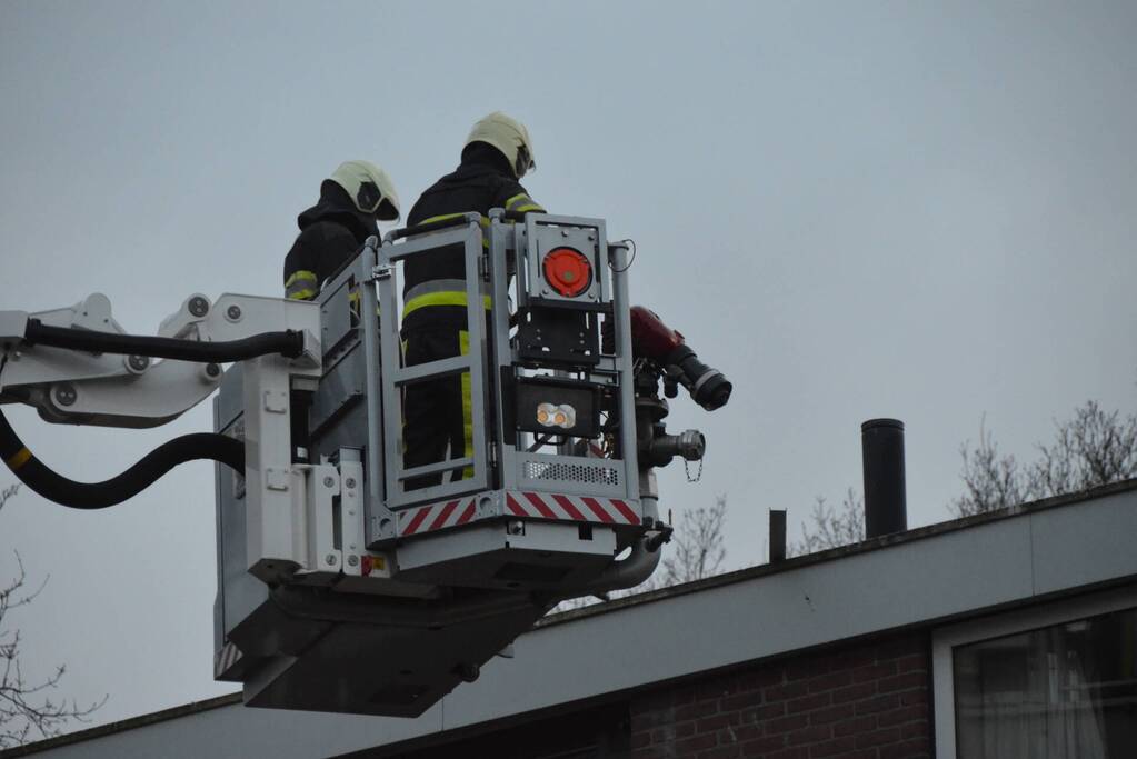 Stuk daklijst dreigt van gebouw te waaien