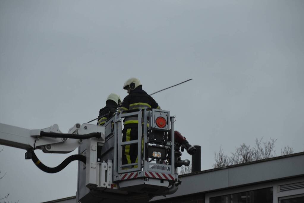 Stuk daklijst dreigt van gebouw te waaien