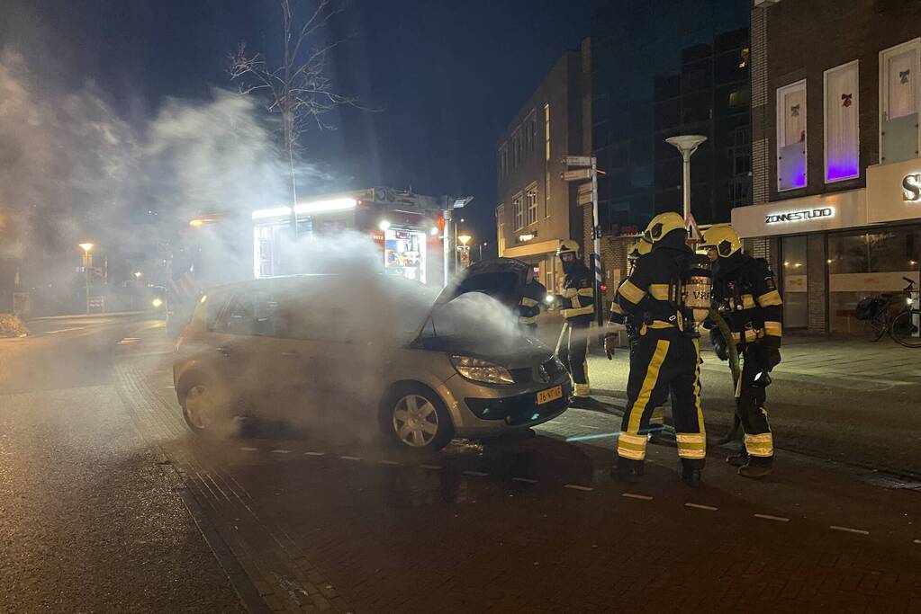 Veel rookontwikkeling door brand in auto