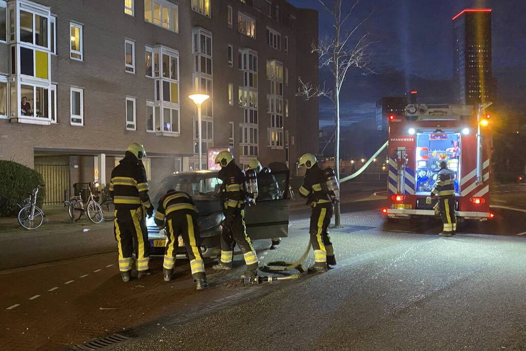 Veel rookontwikkeling door brand in auto