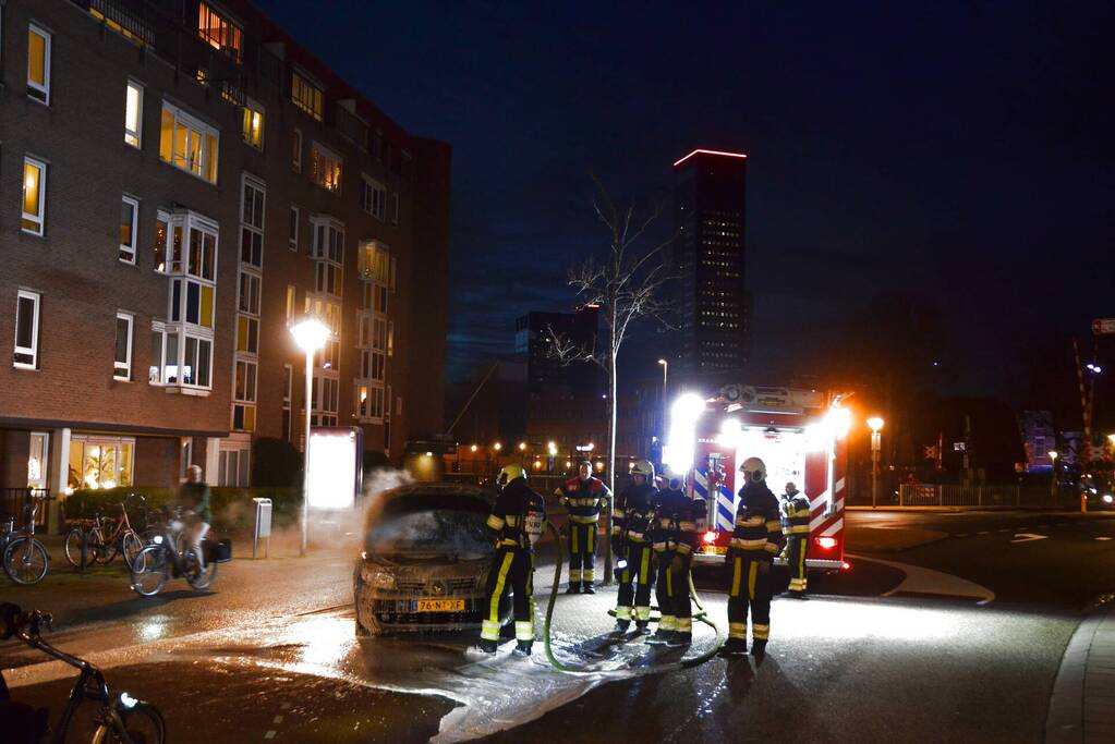 Veel rookontwikkeling door brand in auto