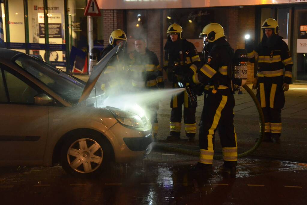 Veel rookontwikkeling door brand in auto