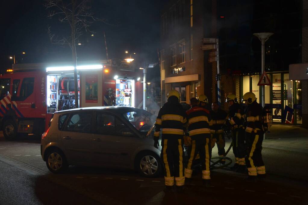 Veel rookontwikkeling door brand in auto