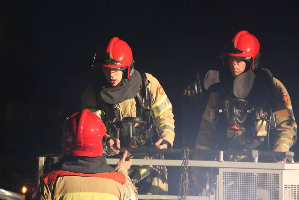 Brandweer veegt schoorsteen na brandmelding