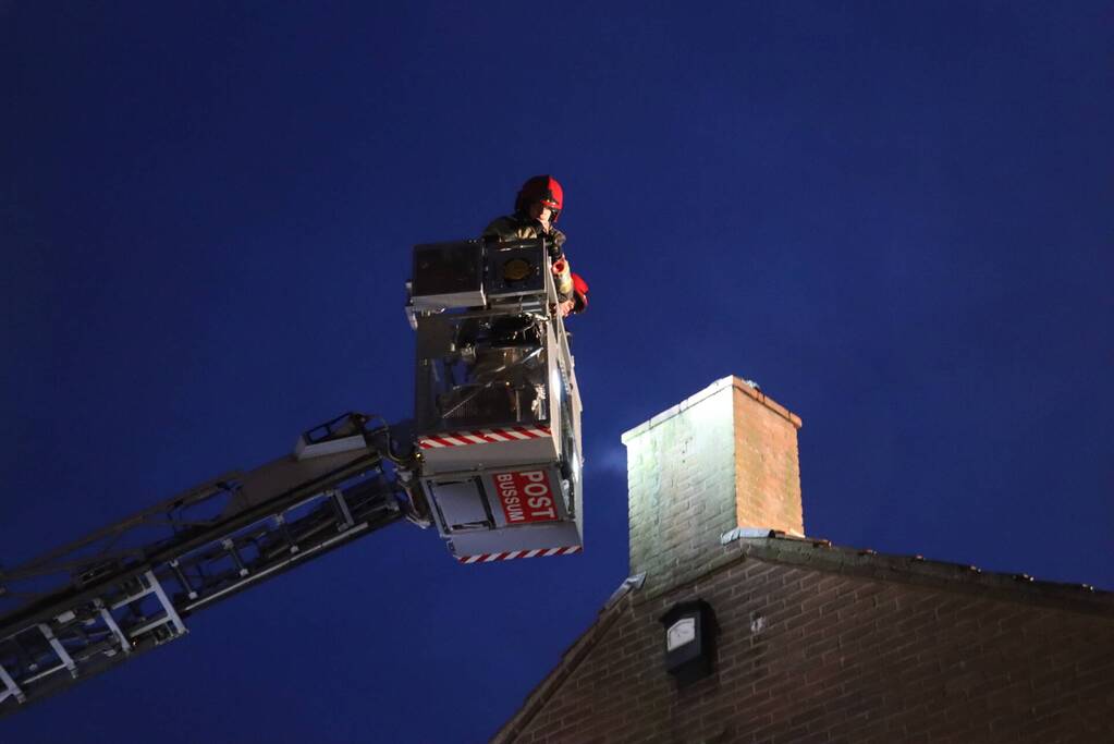 Brandweer veegt schoorsteen na brandmelding