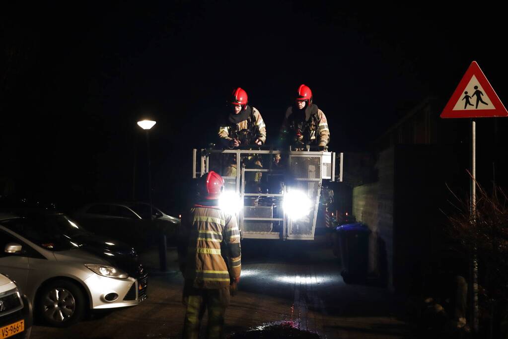 Brandweer veegt schoorsteen na brandmelding