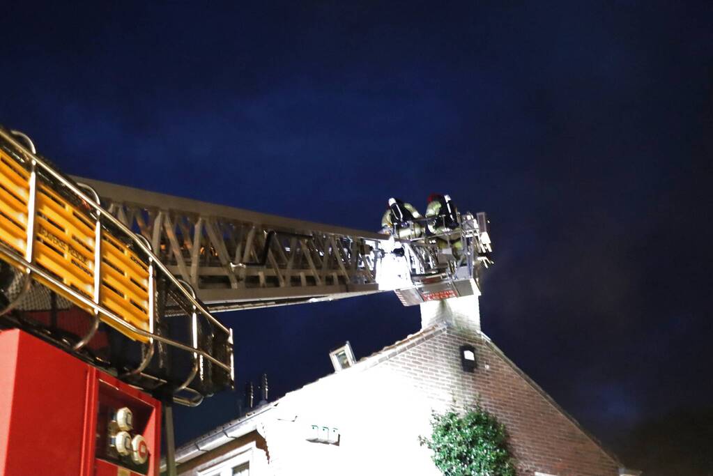Brandweer veegt schoorsteen na brandmelding