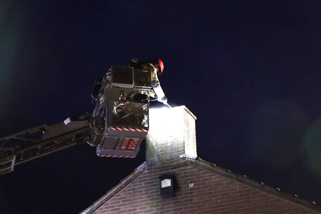 Brandweer veegt schoorsteen na brandmelding
