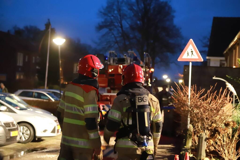 Brandweer veegt schoorsteen na brandmelding
