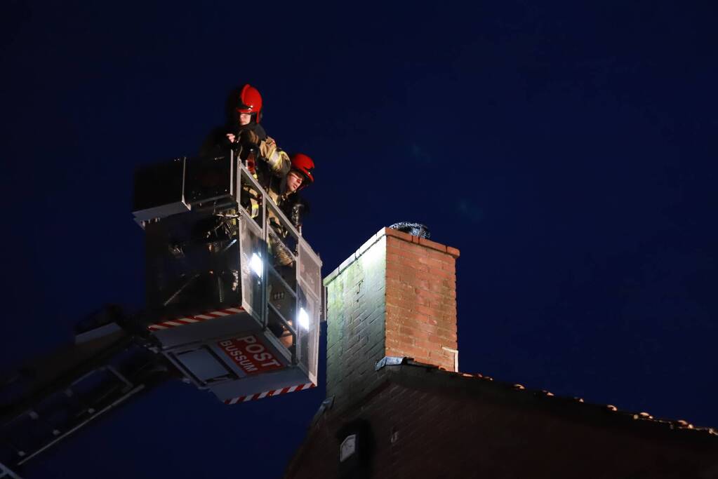Brandweer veegt schoorsteen na brandmelding