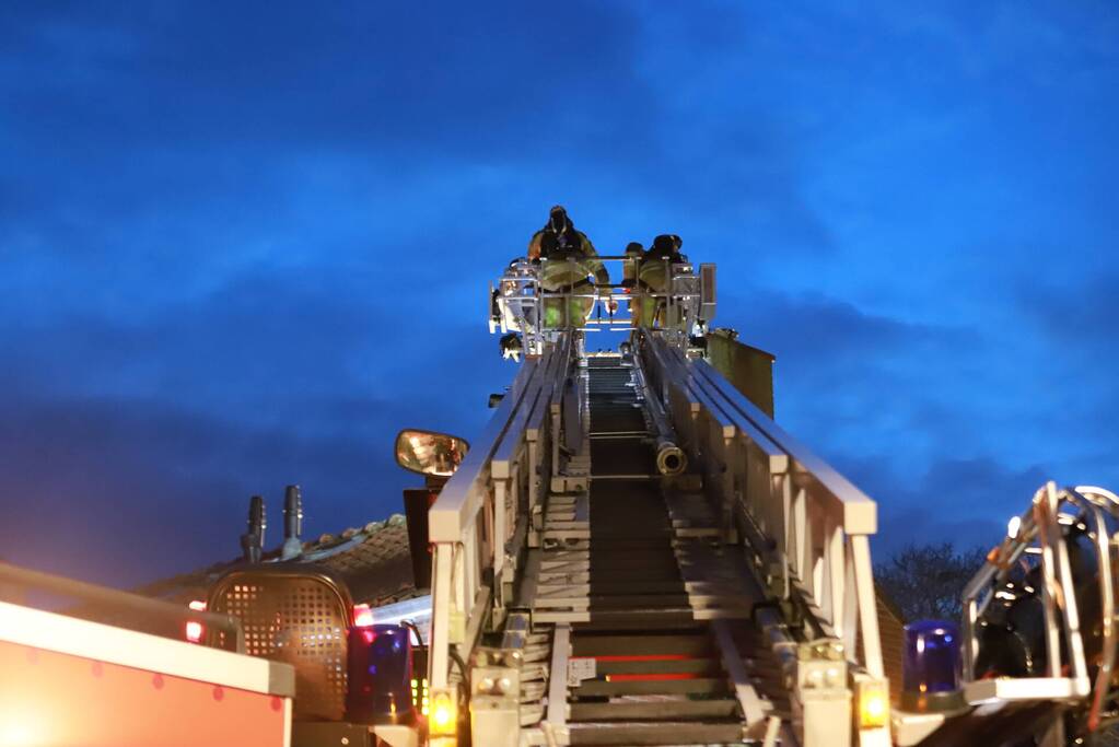 Brandweer veegt schoorsteen na brandmelding