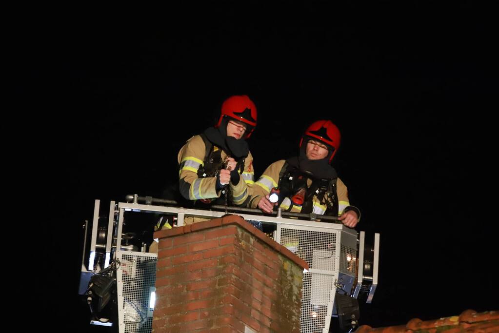 Brandweer veegt schoorsteen na brandmelding