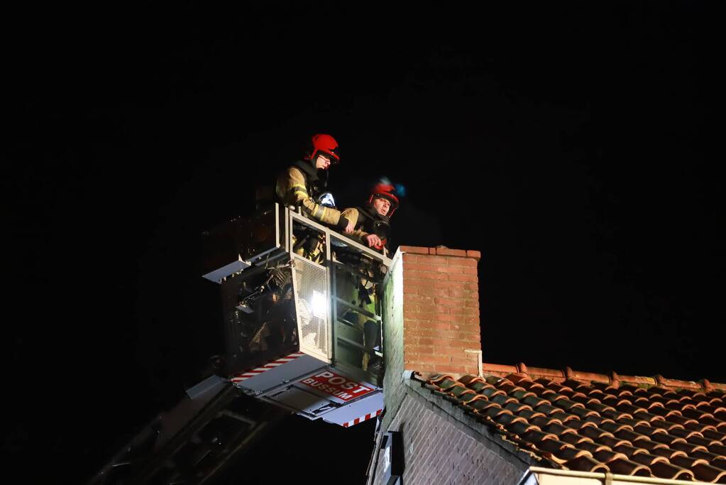 Brandweer veegt schoorsteen na brandmelding