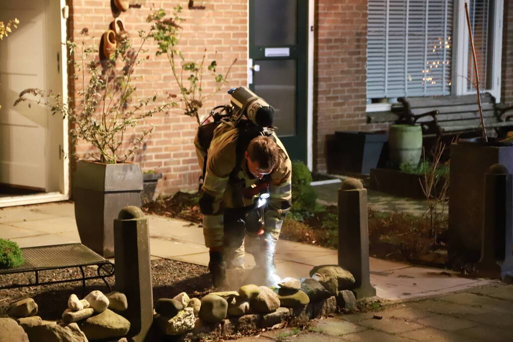 Brandweer veegt schoorsteen na brandmelding