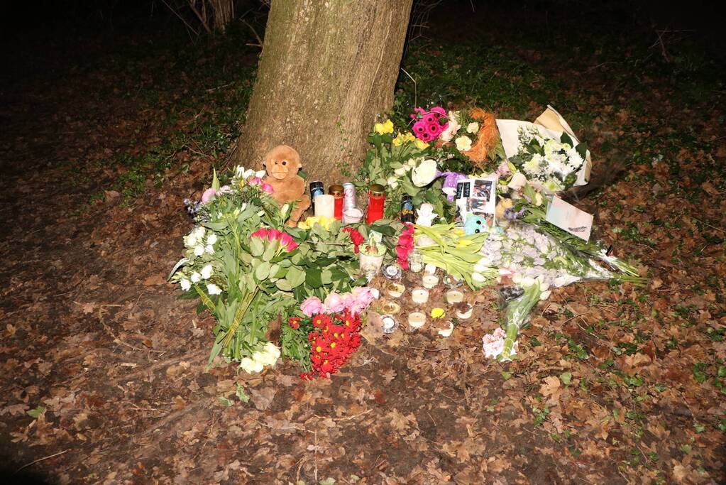 Bloemen en knuffels neergelegd voor overleden meisje