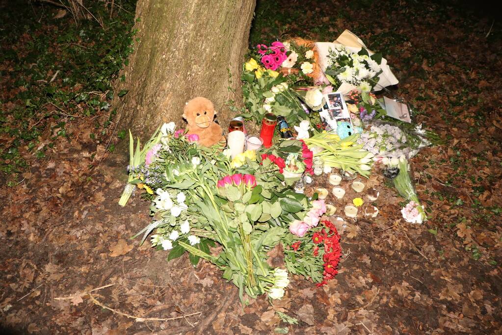 Bloemen en knuffels neergelegd voor overleden meisje