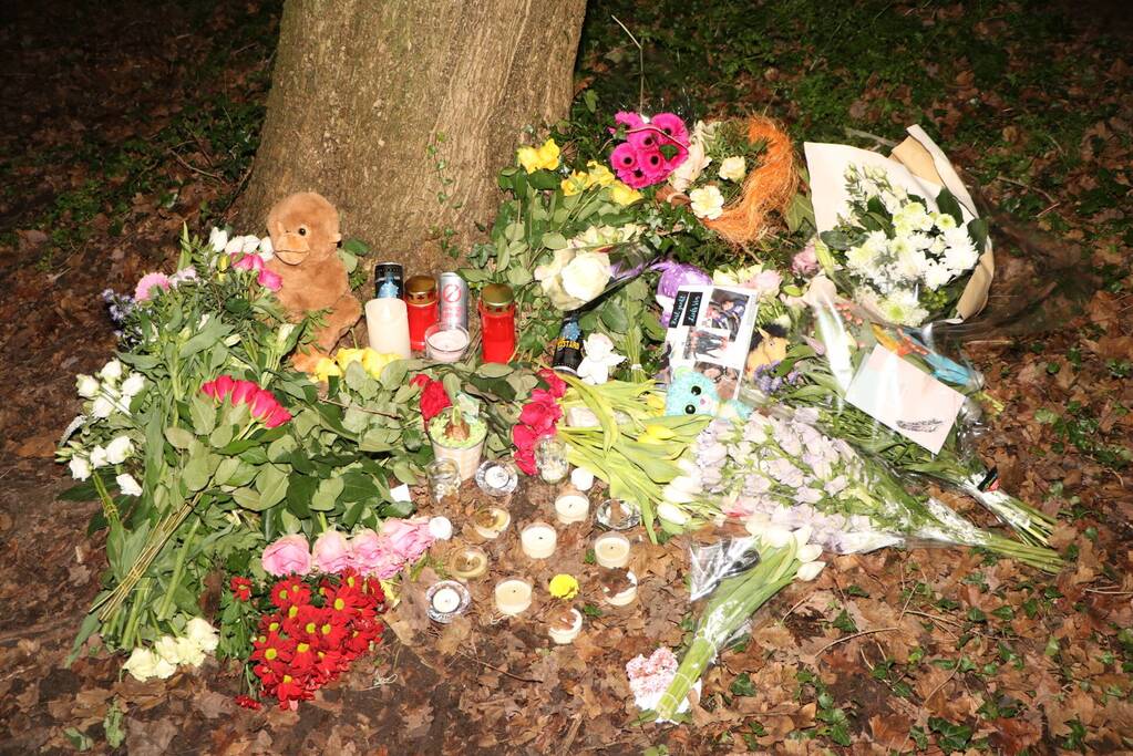 Bloemen en knuffels neergelegd voor overleden meisje