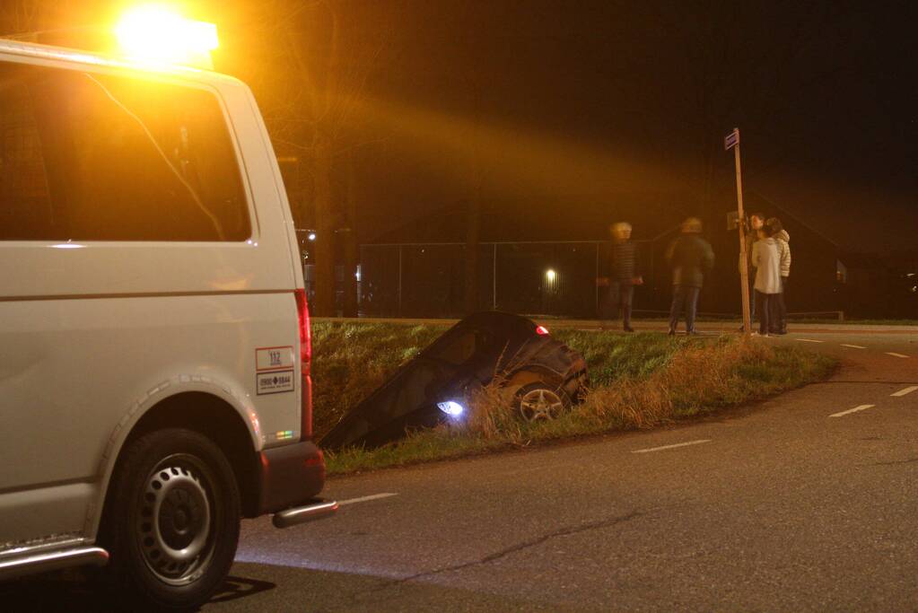 Twee auto's in de sloot na ongeval