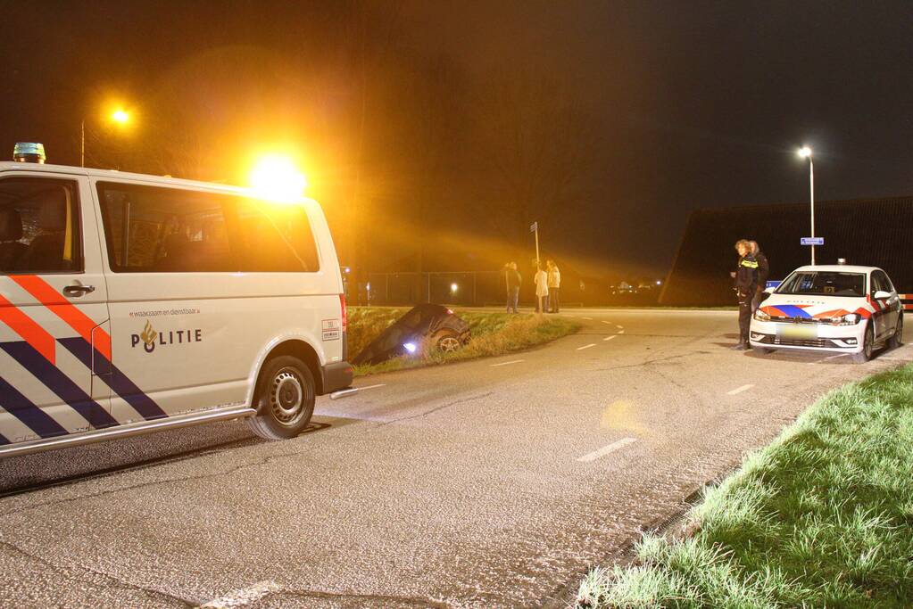 Twee auto's in de sloot na ongeval