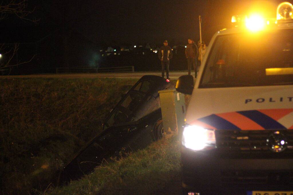 Twee auto's in de sloot na ongeval