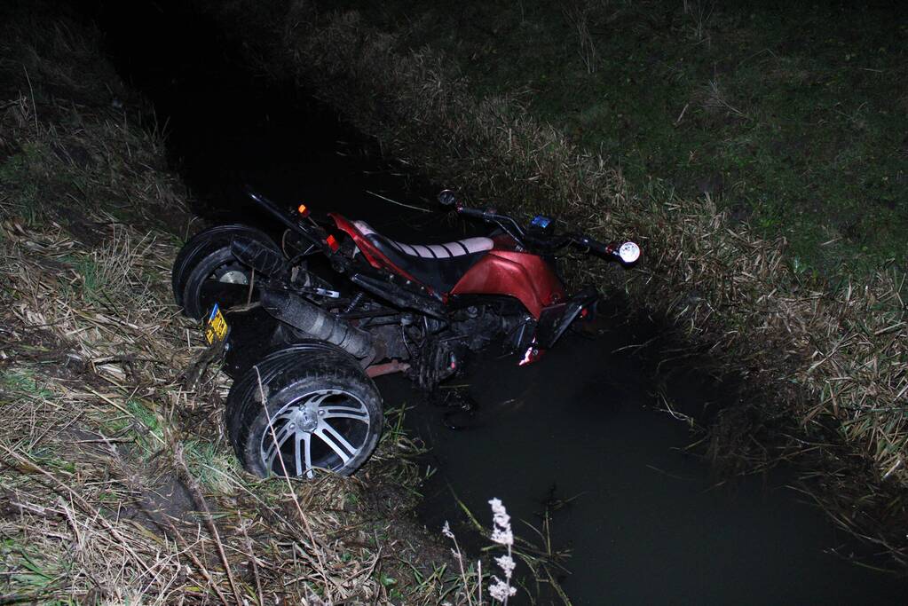 Quad rijdt door hekwerk en belandt in sloot