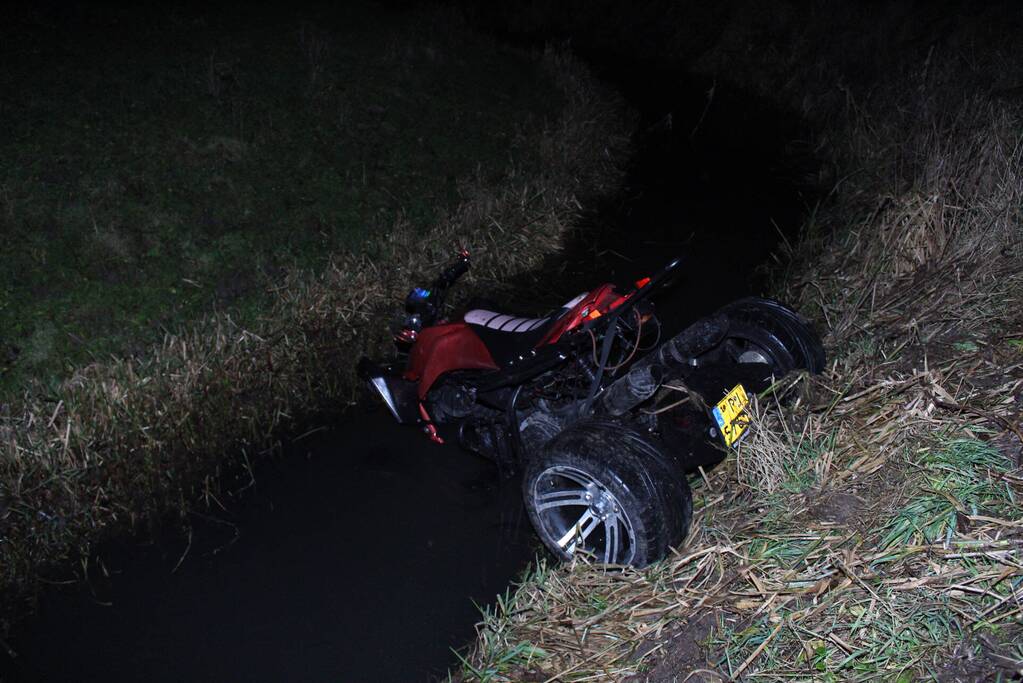 Quad rijdt door hekwerk en belandt in sloot