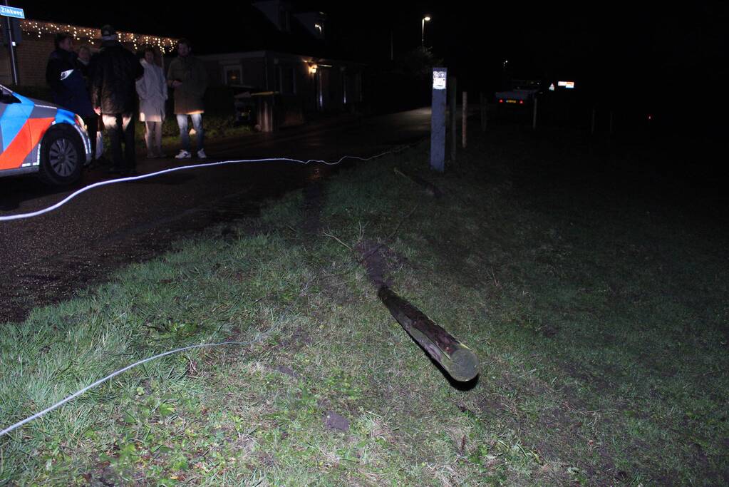 Quad rijdt door hekwerk en belandt in sloot