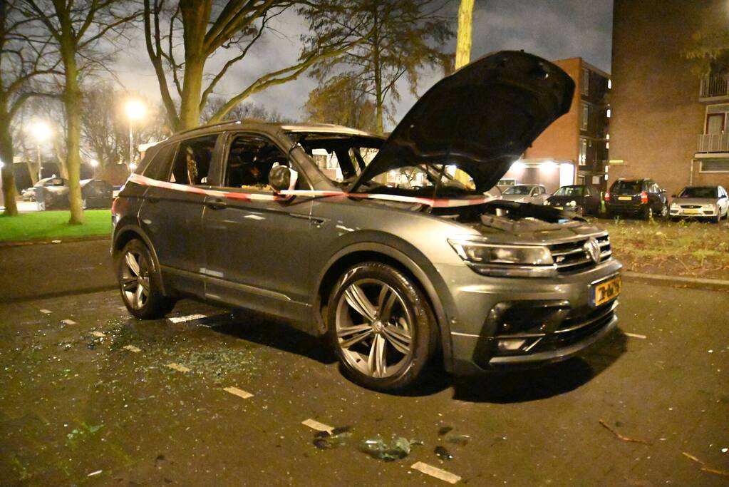Geparkeerde auto verwoest door brand