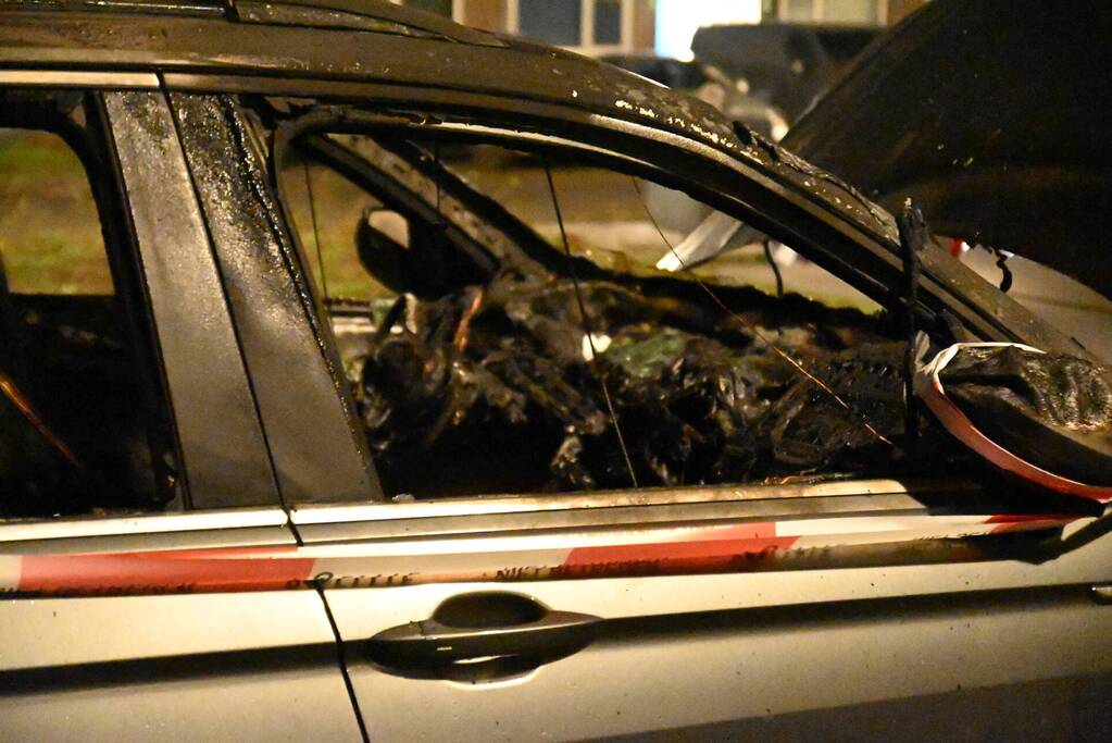 Geparkeerde auto verwoest door brand