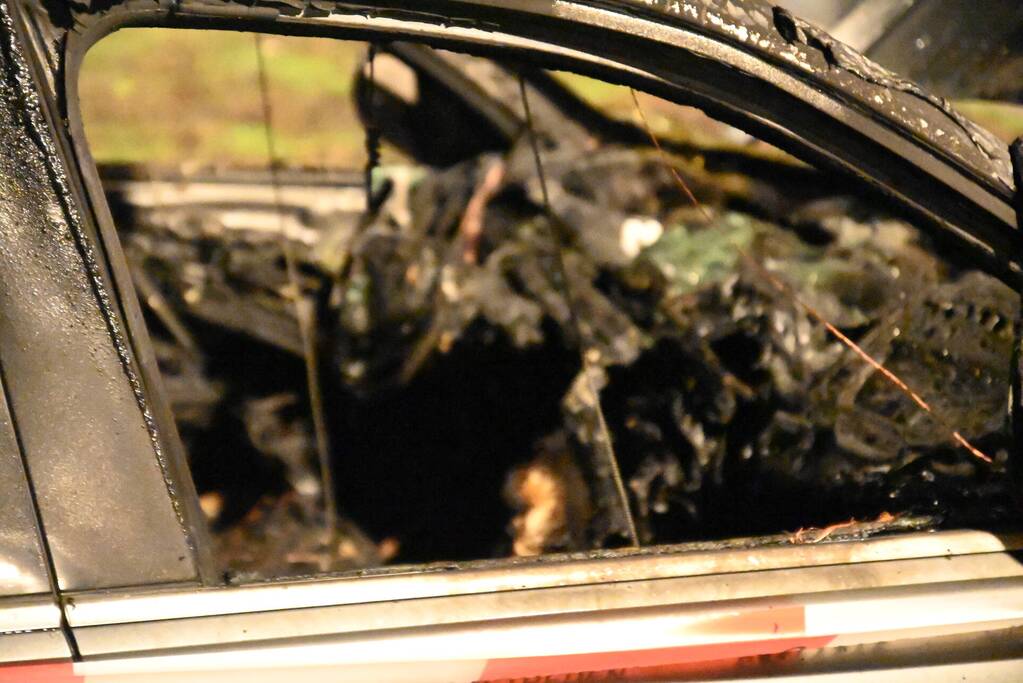 Geparkeerde auto verwoest door brand