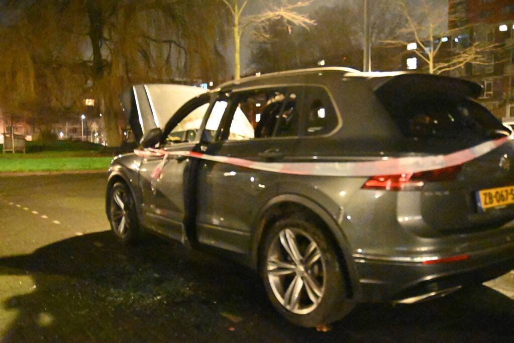 Geparkeerde auto verwoest door brand