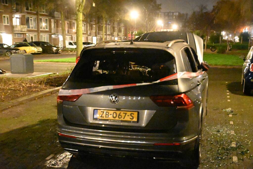Geparkeerde auto verwoest door brand