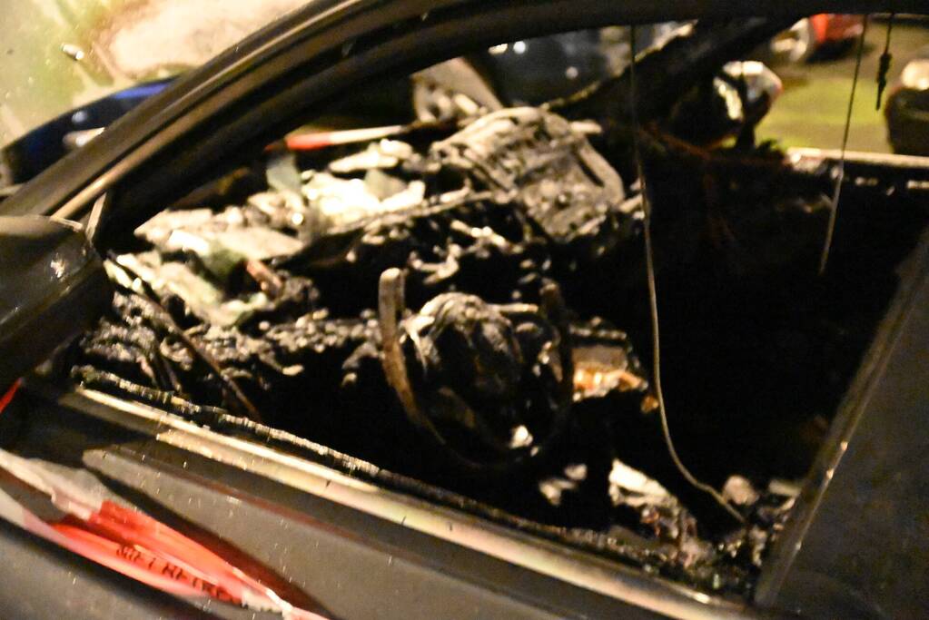Geparkeerde auto verwoest door brand