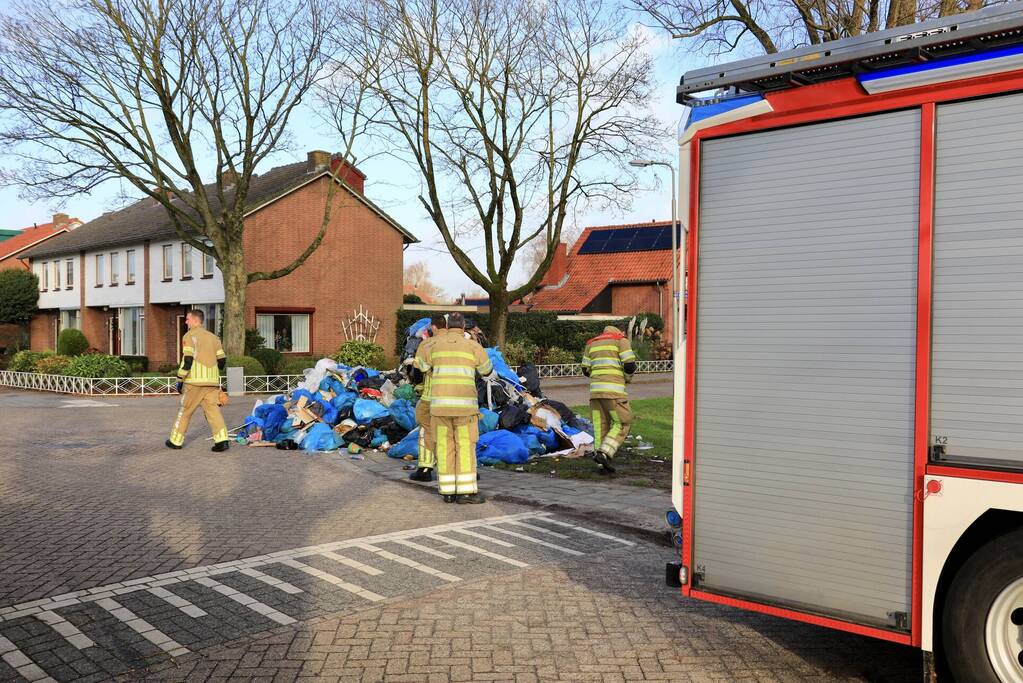 Vrachtwagen met restafval vat vlam