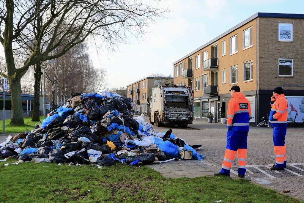 Vrachtwagen met restafval vat vlam