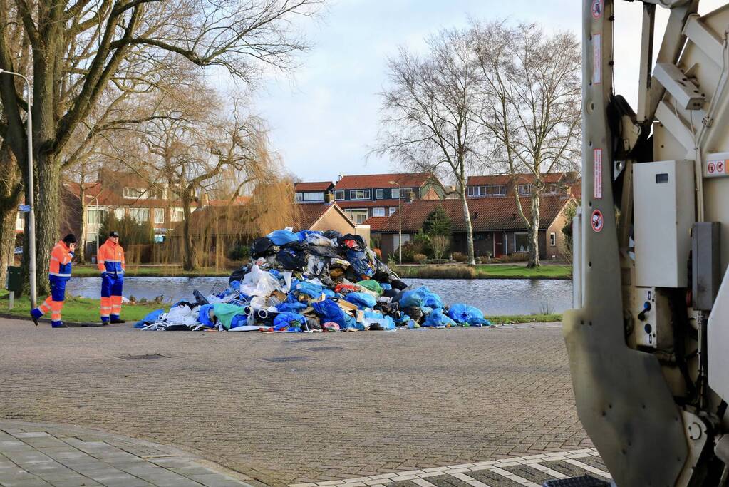 Vrachtwagen met restafval vat vlam
