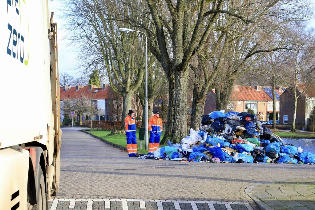 Vrachtwagen met restafval vat vlam