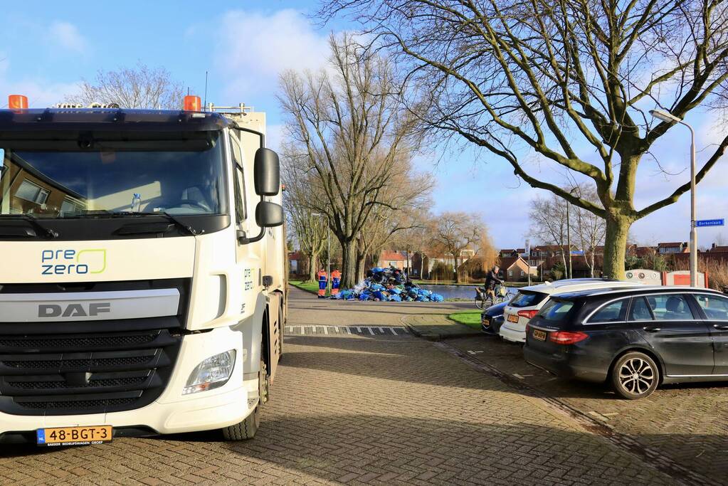 Vrachtwagen met restafval vat vlam