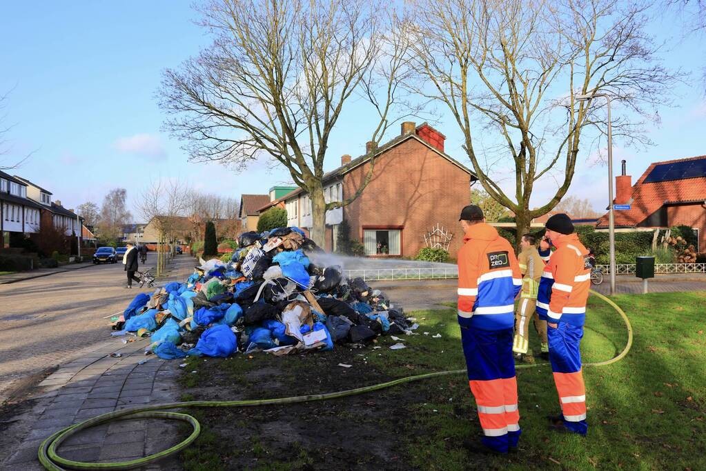 Vrachtwagen met restafval vat vlam