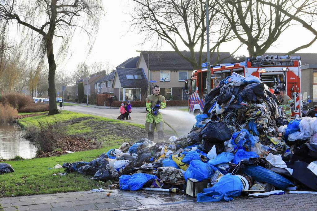 Vrachtwagen met restafval vat vlam
