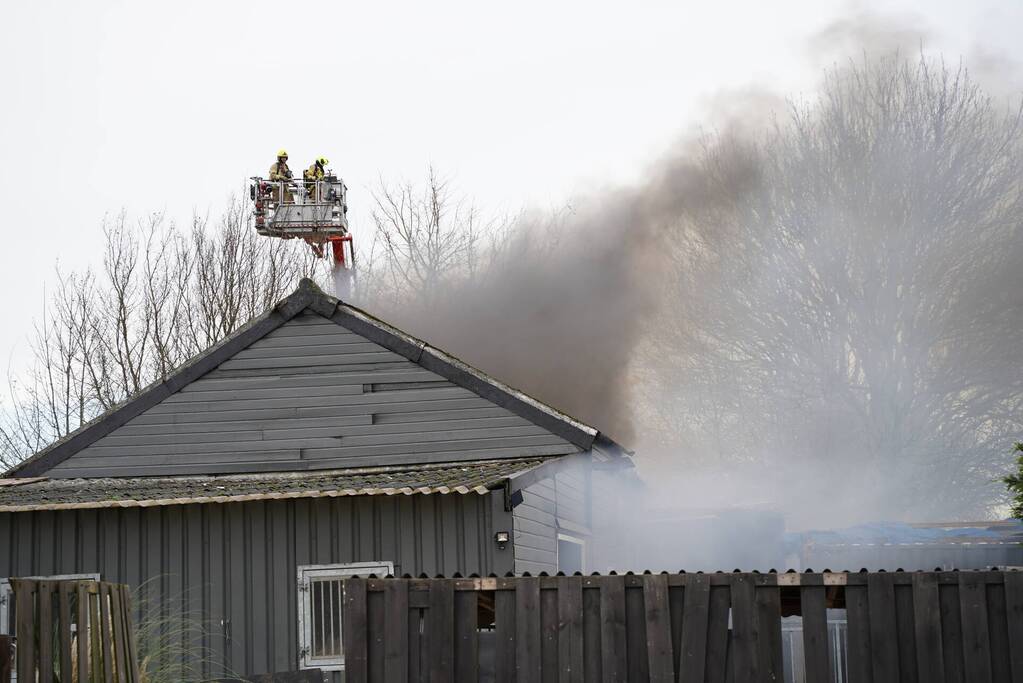 Grote uitslaande brand verwoest schuur