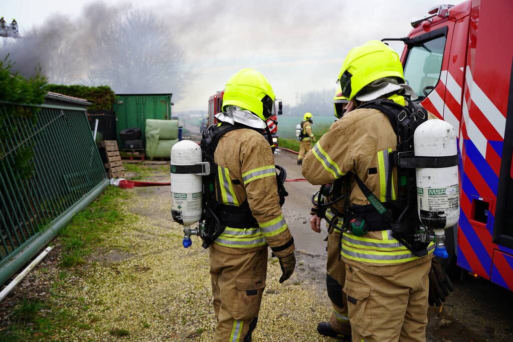Grote uitslaande brand verwoest schuur