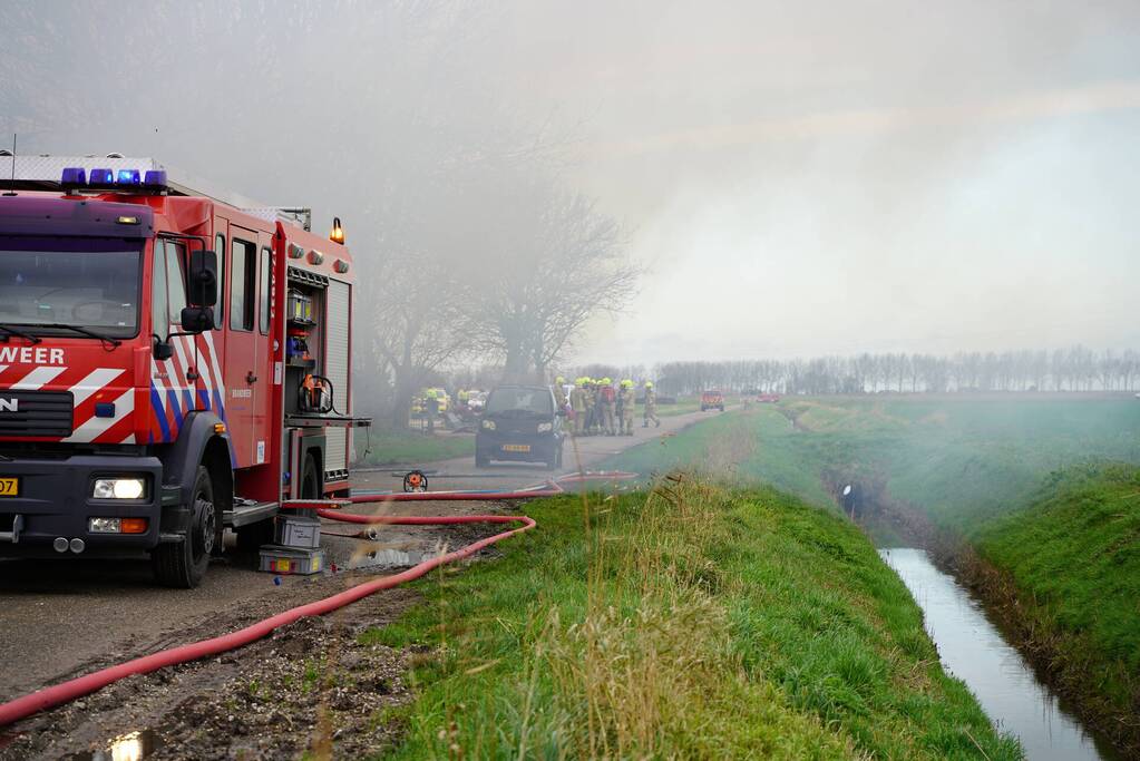 Grote uitslaande brand verwoest schuur