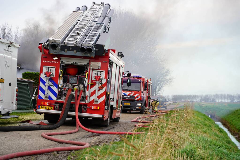 Grote uitslaande brand verwoest schuur